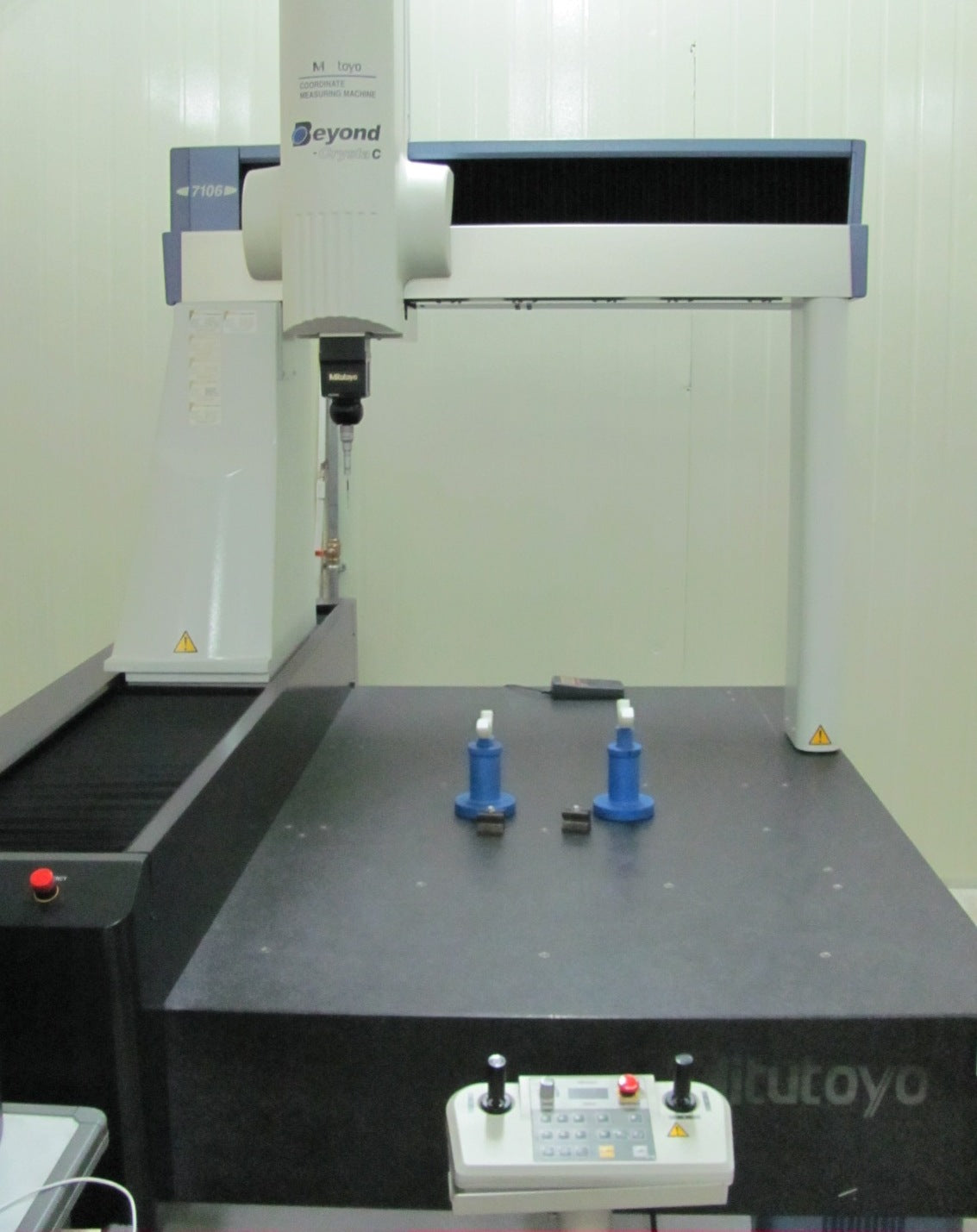 Coordinate measuring machine with fixtured parts on a measurement table